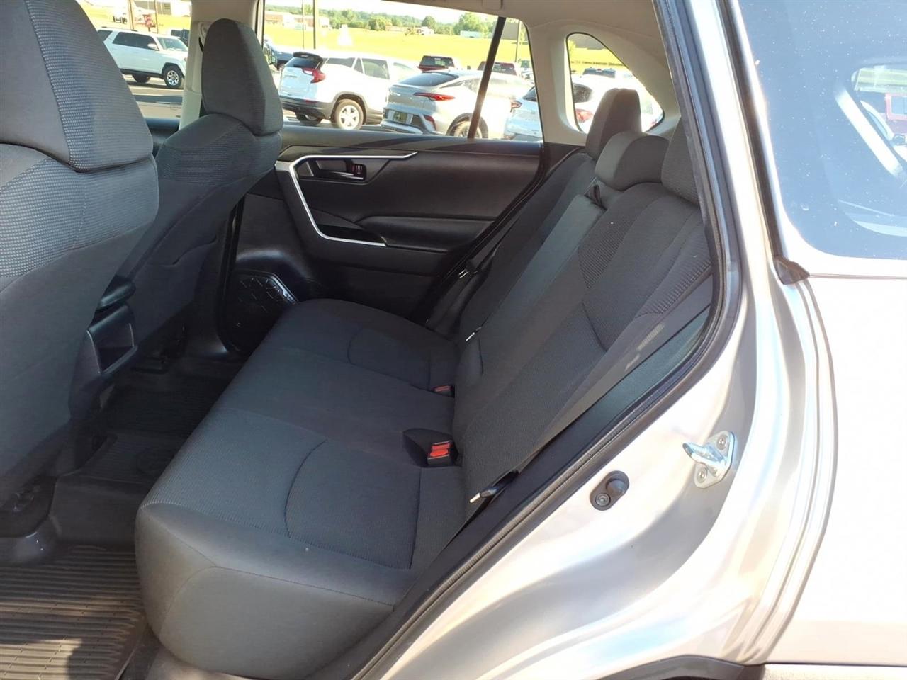 Toyota RAV4 LE AWD (Natl) 2021