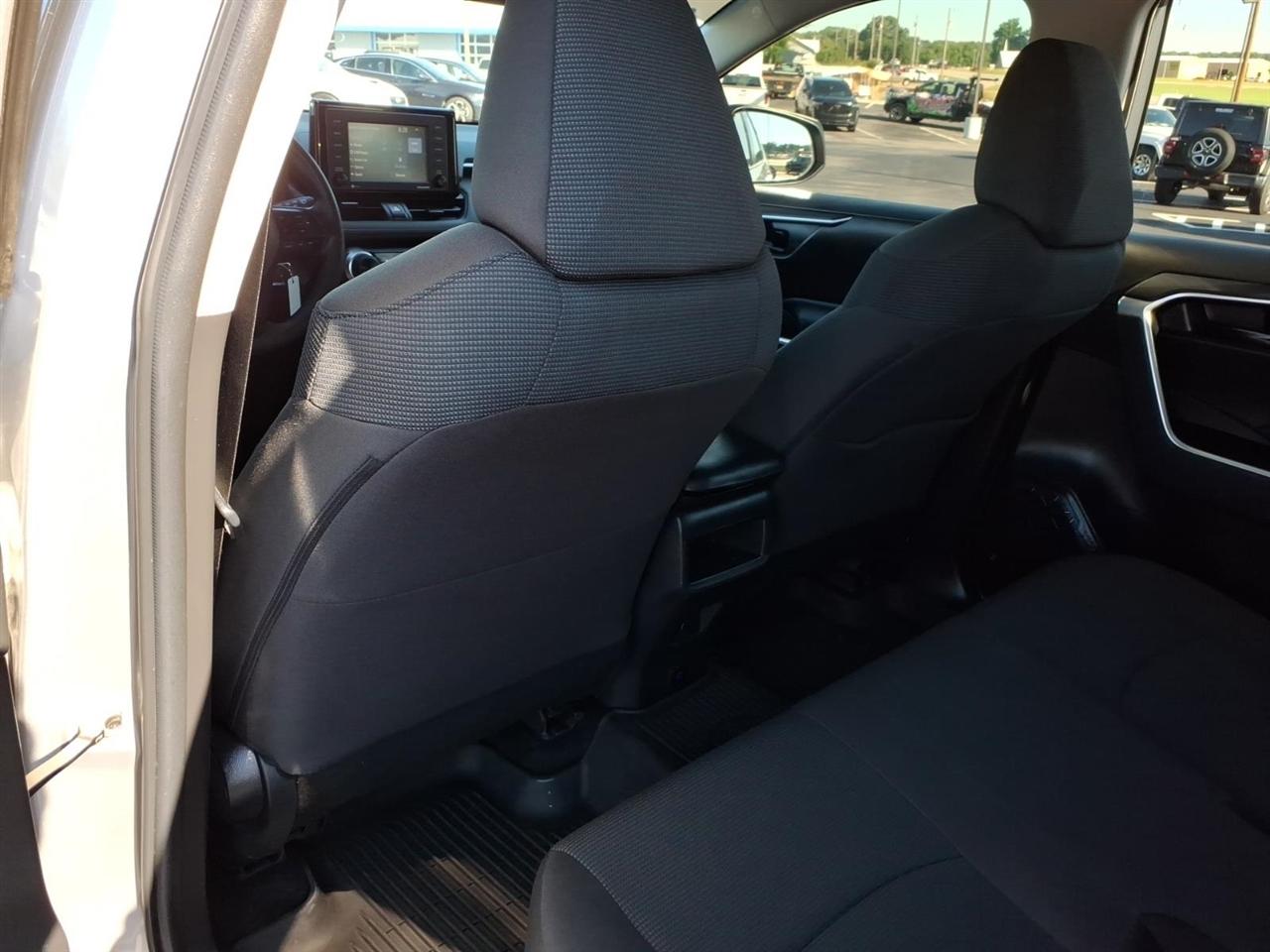 Toyota RAV4 LE AWD (Natl) 2021