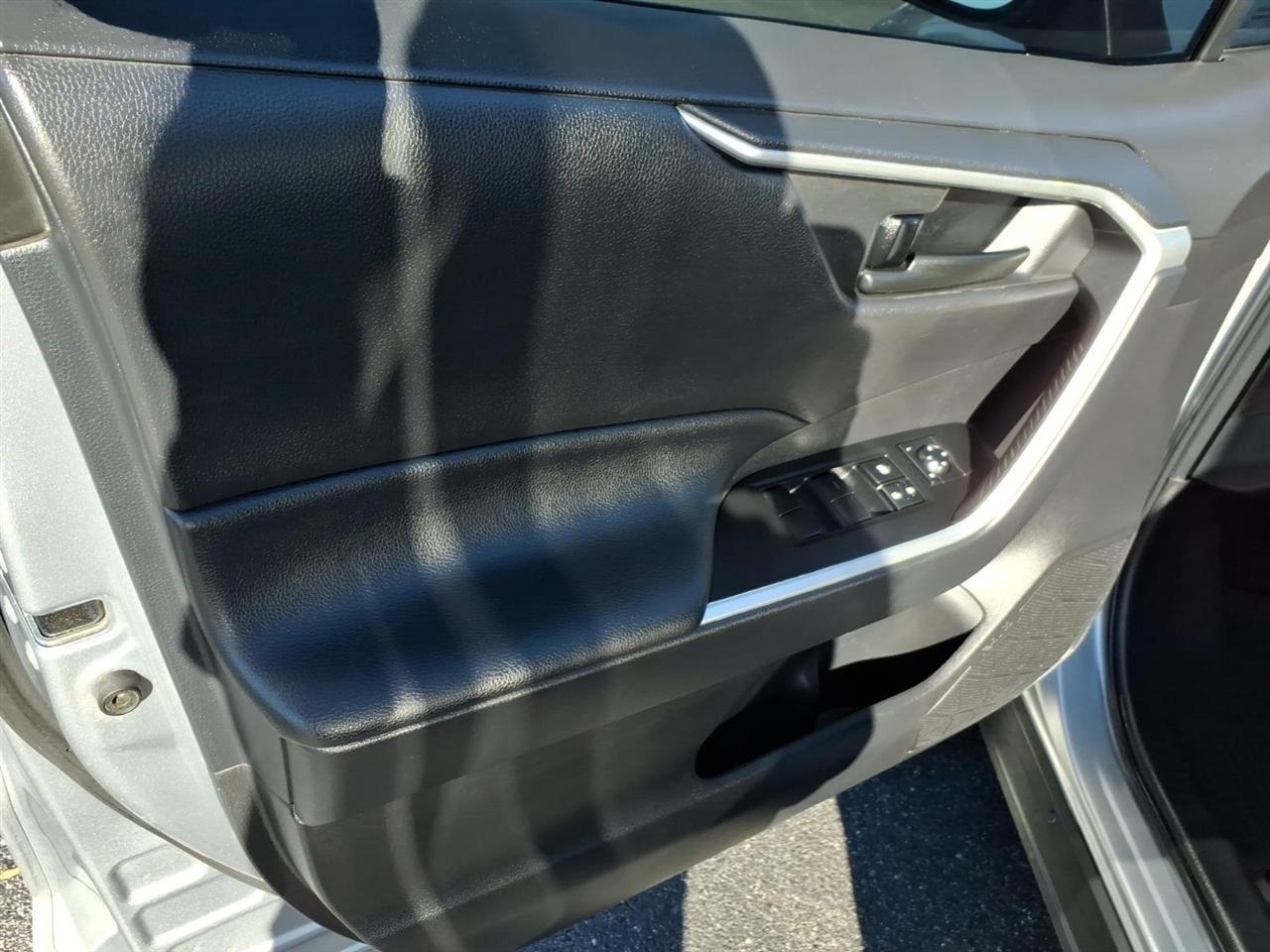 Toyota RAV4 LE AWD (Natl) 2021