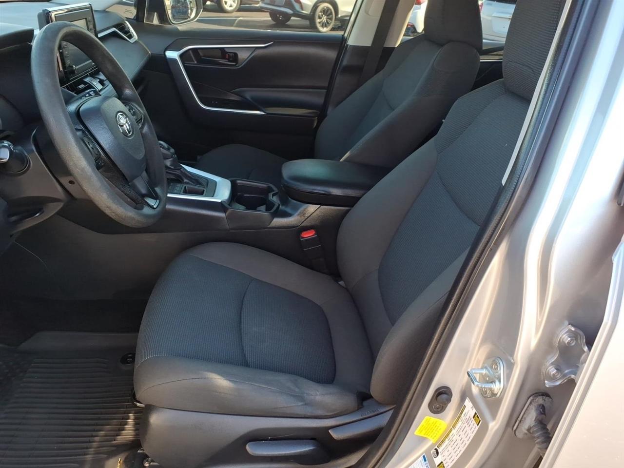 Toyota RAV4 LE AWD (Natl) 2021