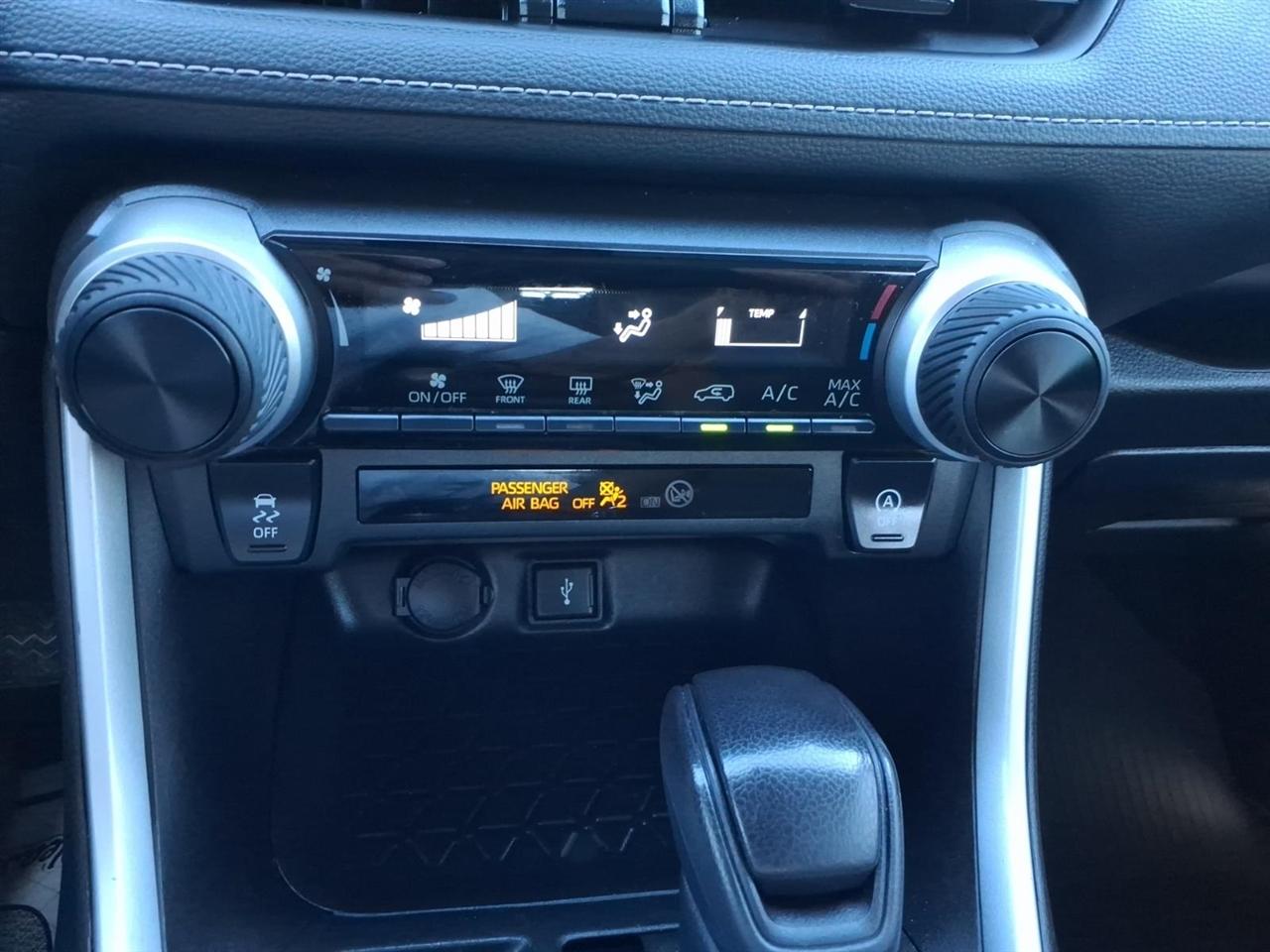 Toyota RAV4 LE AWD (Natl) 2021