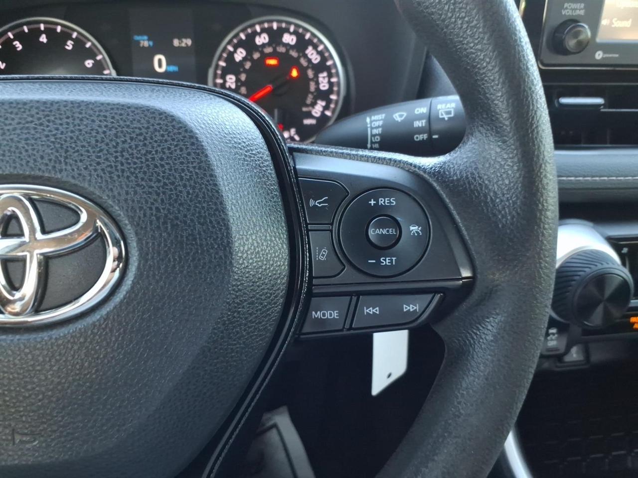 Toyota RAV4 LE AWD (Natl) 2021