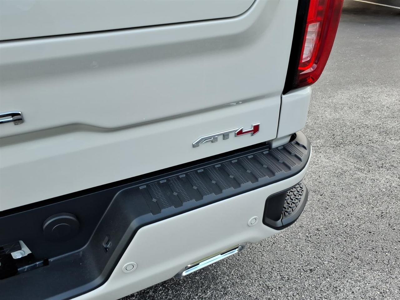 GMC Sierra 1500 4WD Crew Cab 147" AT4 2026