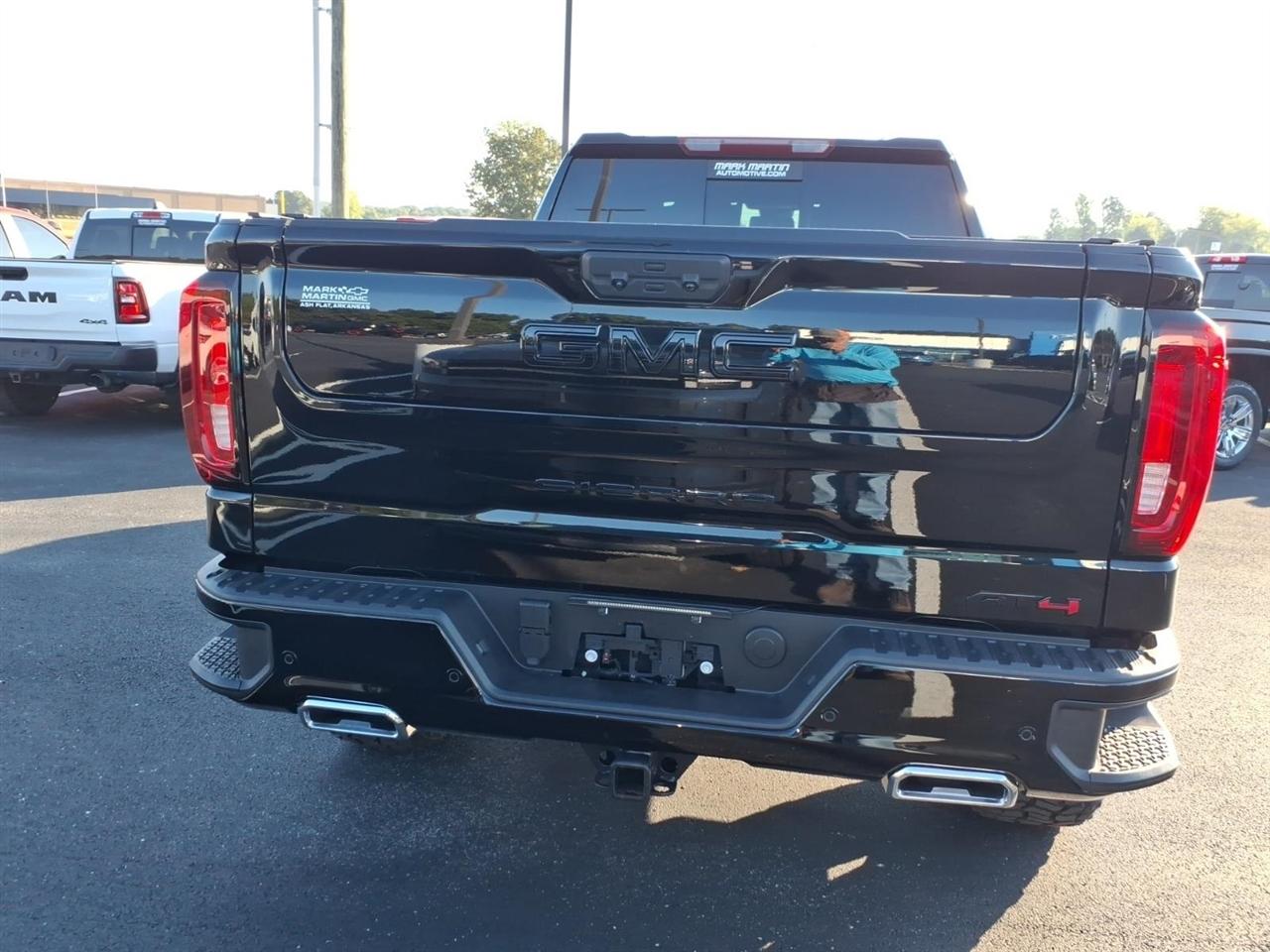 GMC Sierra 1500 4WD Crew Cab 157" AT4 2025