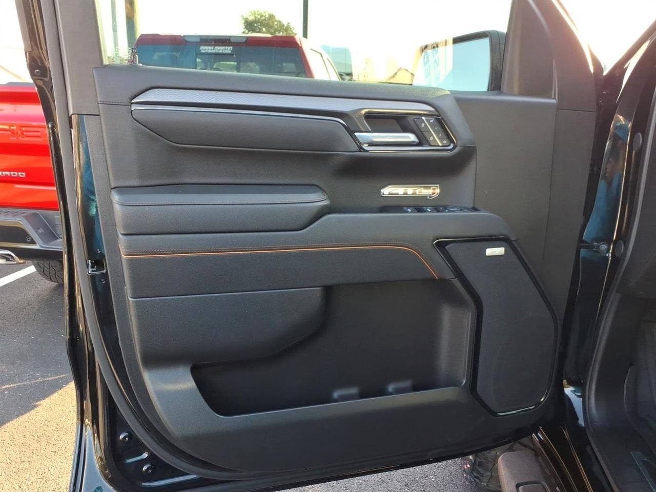 GMC Sierra 1500 4WD Crew Cab 157" AT4 2025