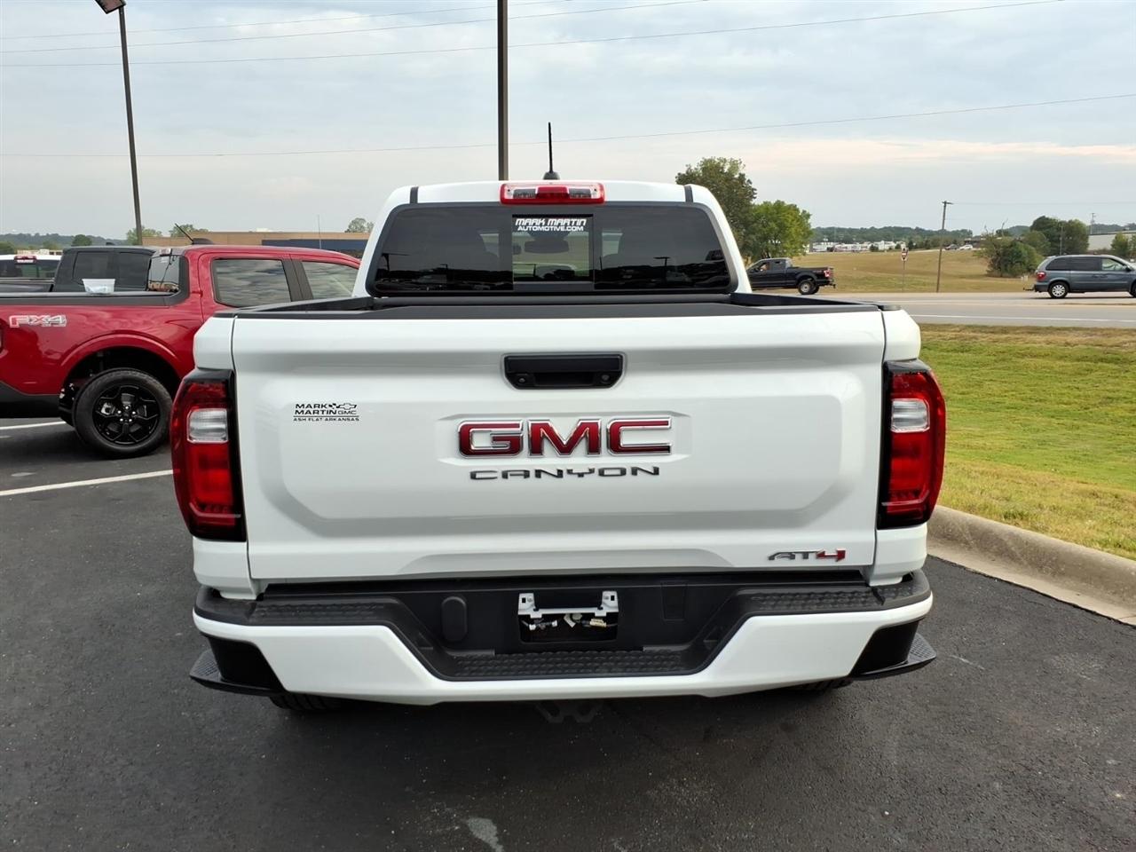 GMC Canyon 4WD Crew Cab AT4 2024