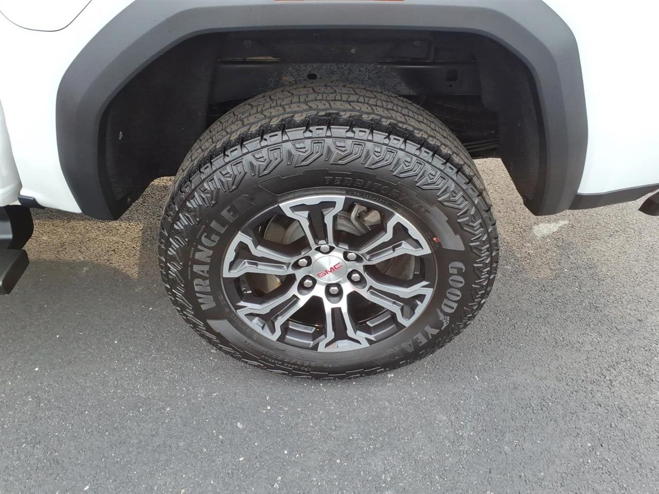 GMC Canyon 4WD Crew Cab AT4 2024