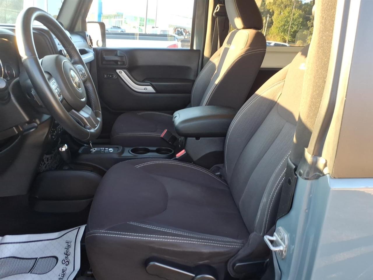 Jeep Wrangler 4WD 2dr Sahara 2014