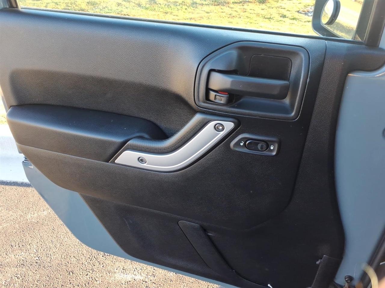 Jeep Wrangler 4WD 2dr Sahara 2014