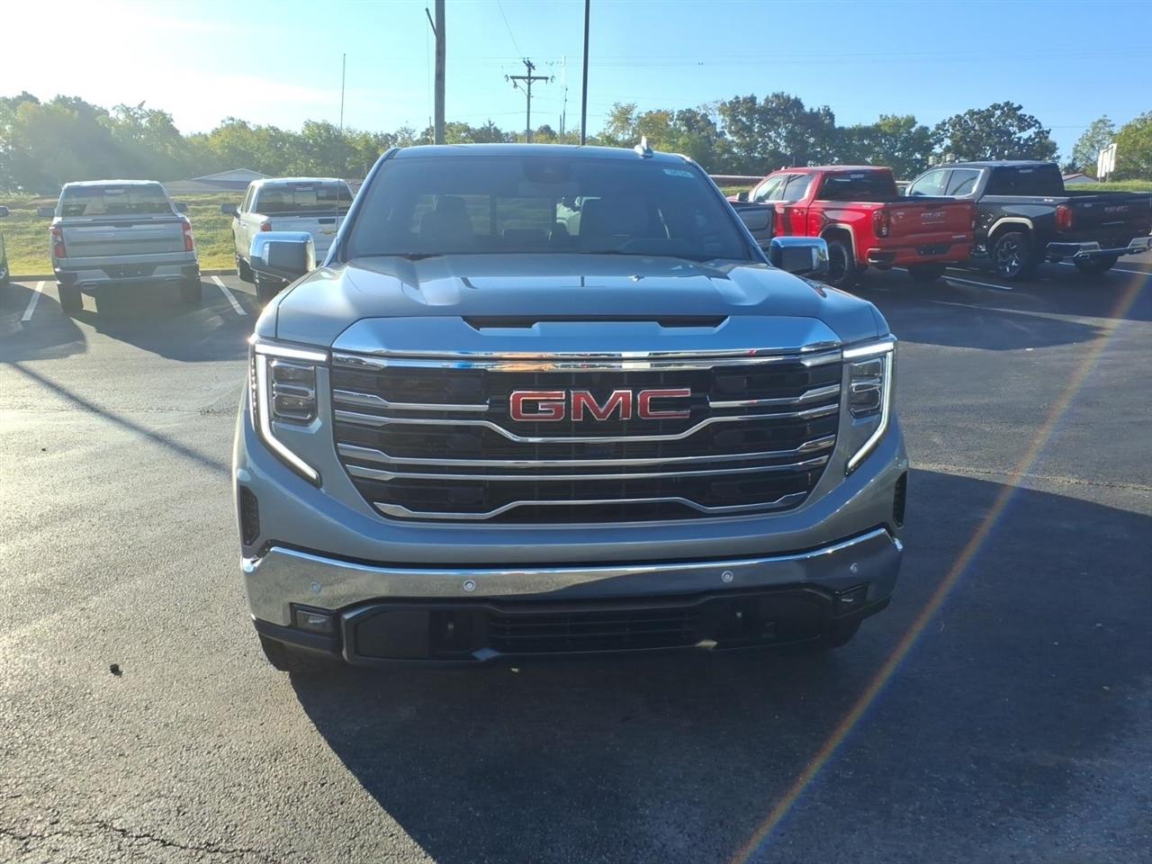 GMC Sierra 1500 4WD Crew Cab 147" SLT 2026