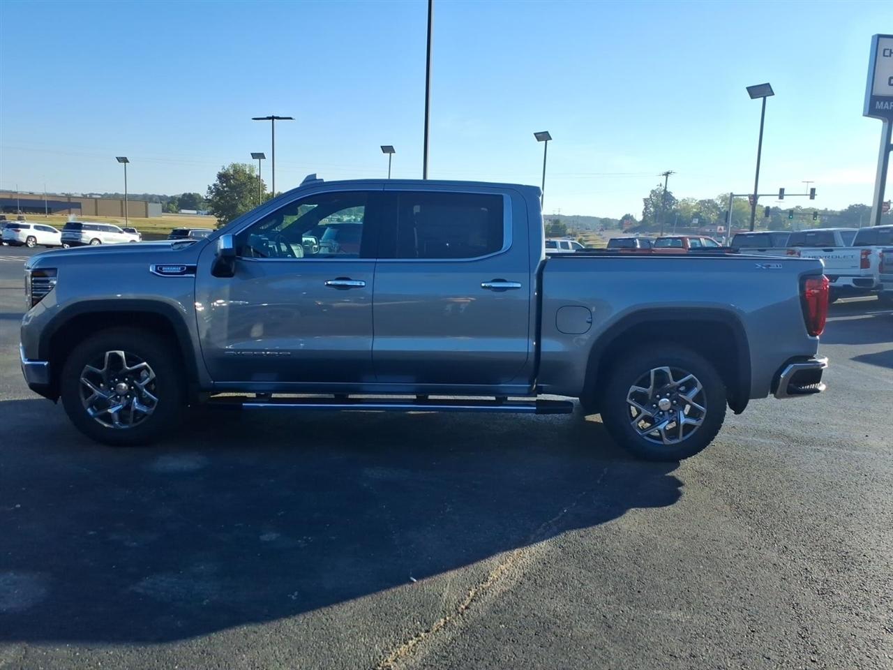 GMC Sierra 1500 4WD Crew Cab 147" SLT 2026