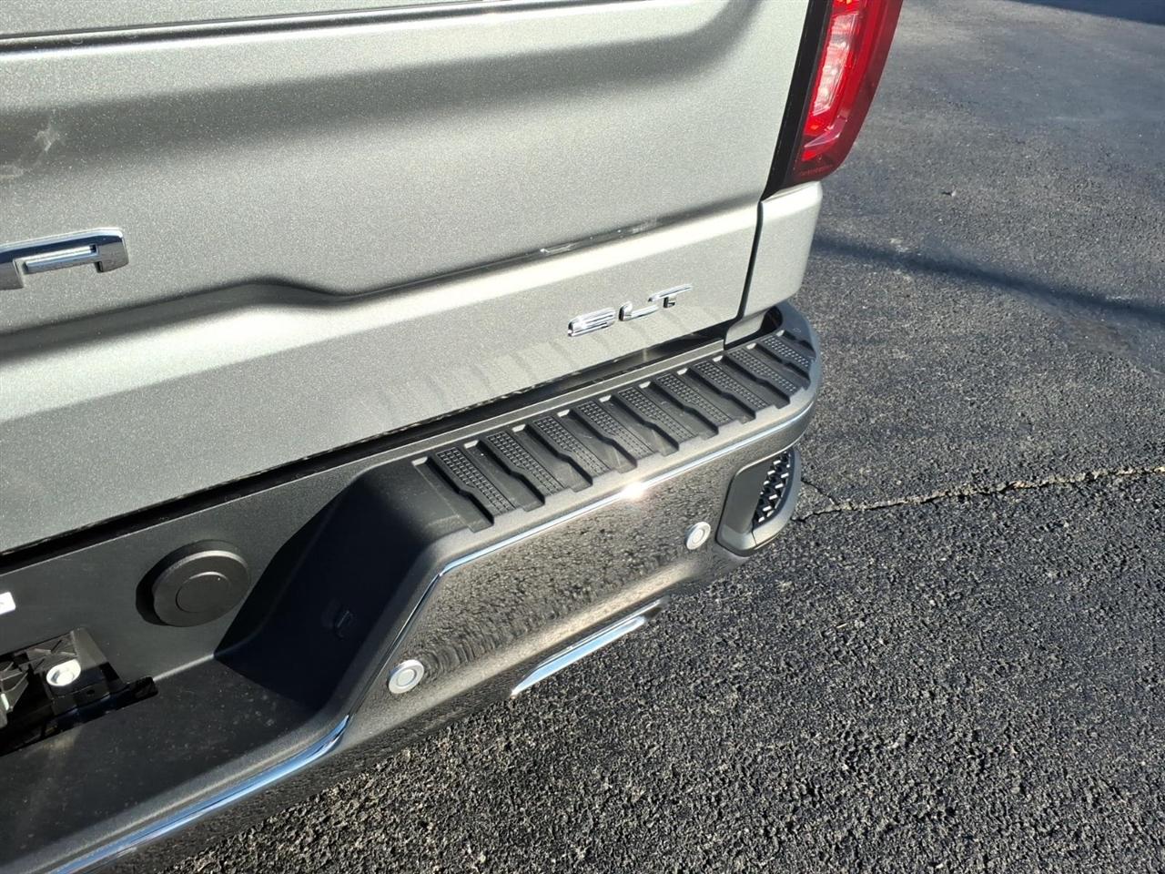 GMC Sierra 1500 4WD Crew Cab 147" SLT 2026