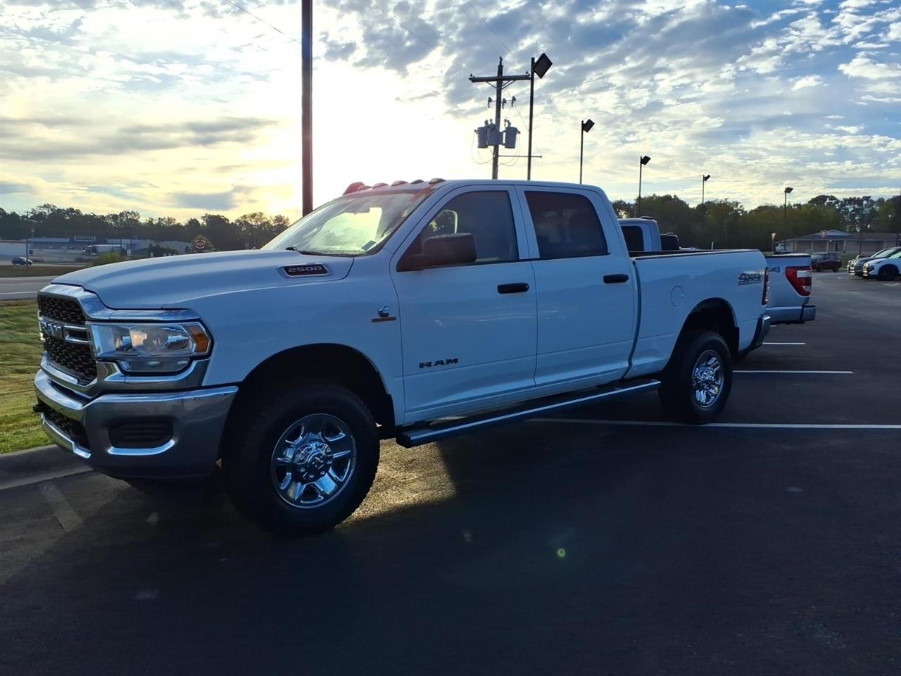 RAM 2500 Tradesman 4x4 Crew Cab 6'4" Box 2019