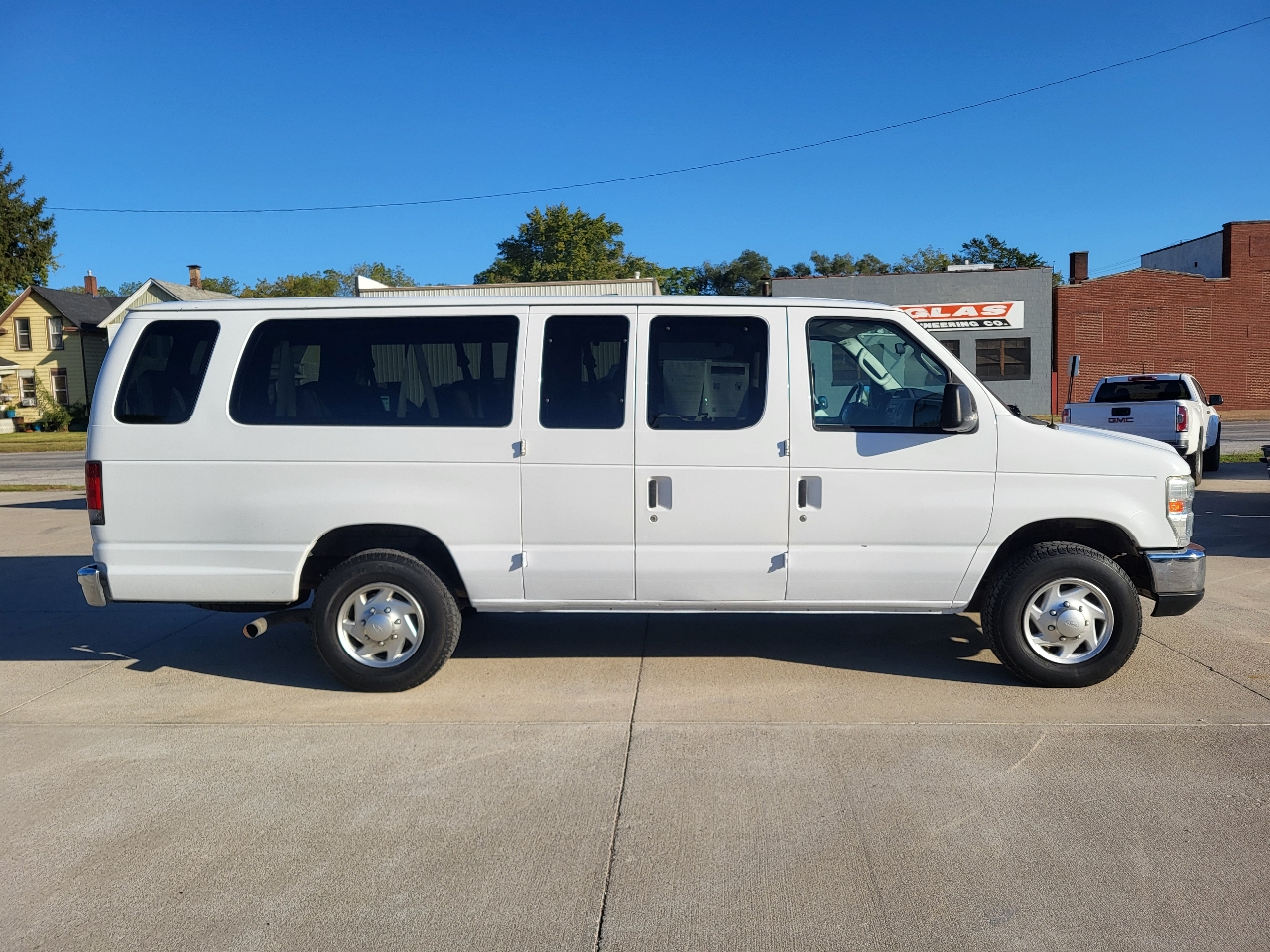 2011 Ford E-350 photo 2