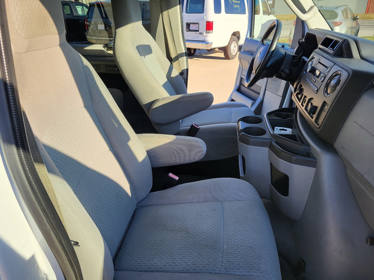 Ford Econoline E-350 XLT Super Duty Extended 2011 Ford Econoline E-350 XLT Super Duty Extended 2011