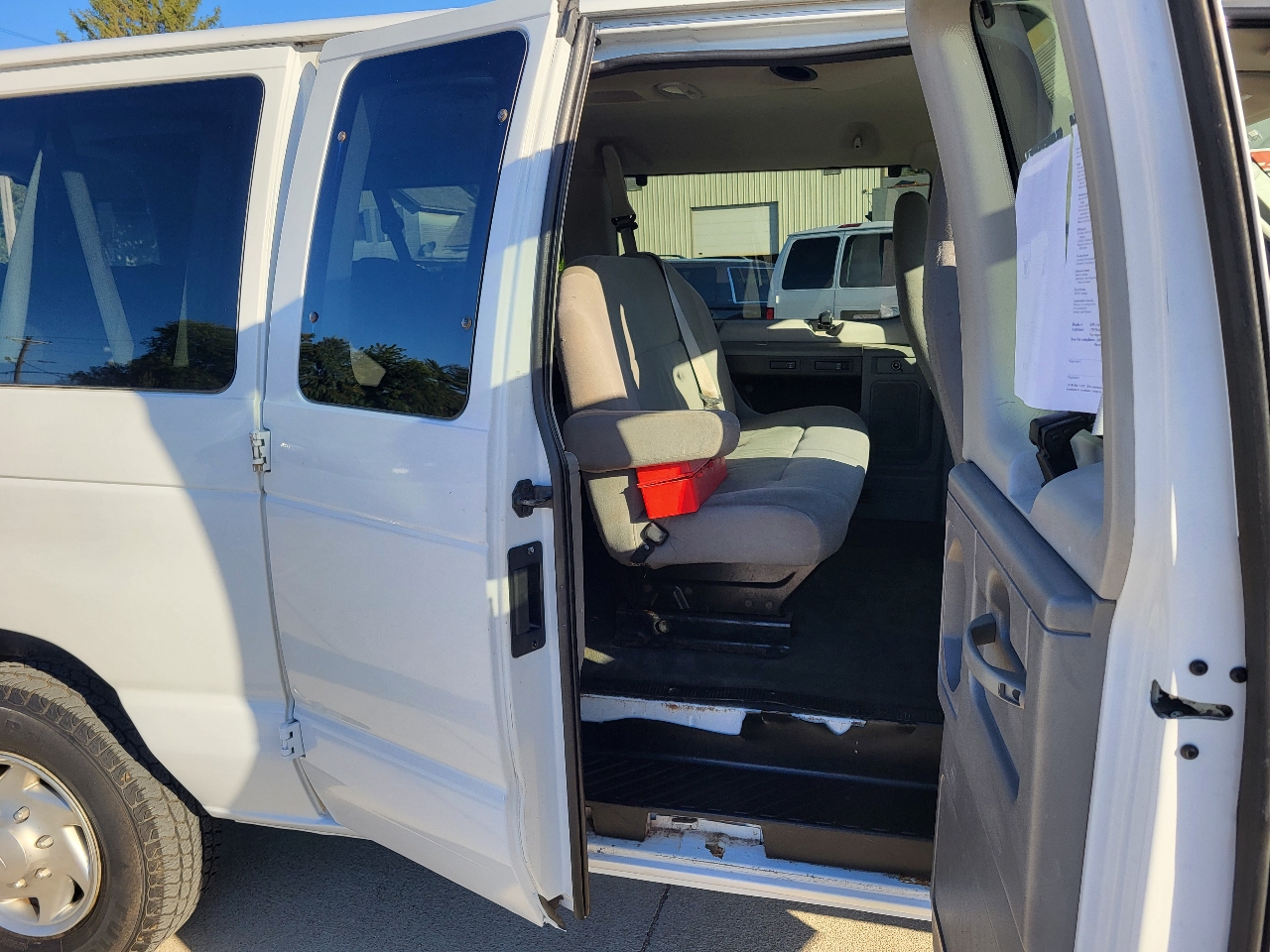 Ford Econoline E-350 XLT Super Duty Extended 2011 Ford Econoline E-350 XLT Super Duty Extended 2011