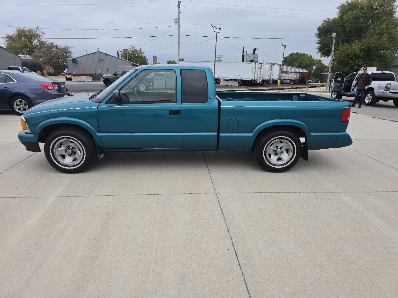 1996 Chevrolet S10 Pickup LS Ext. Cab Short Bed 2WD
