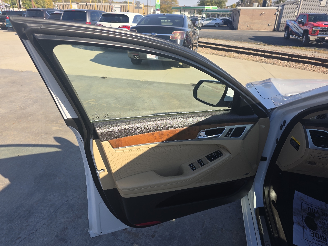 2015 Hyundai Genesis 3.8 photo 3