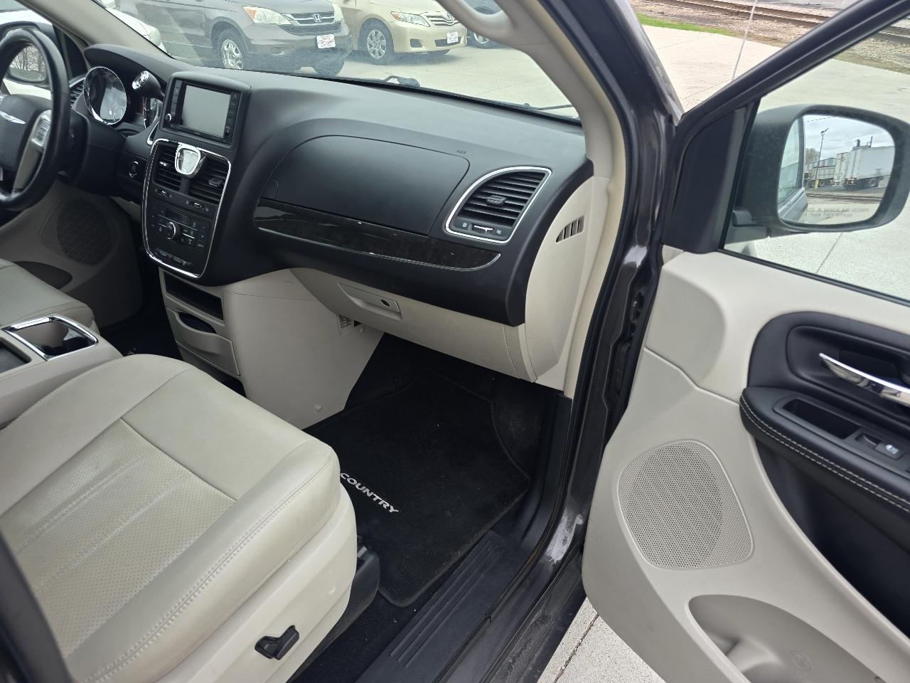 Chrysler Town & Country Touring-L 2016