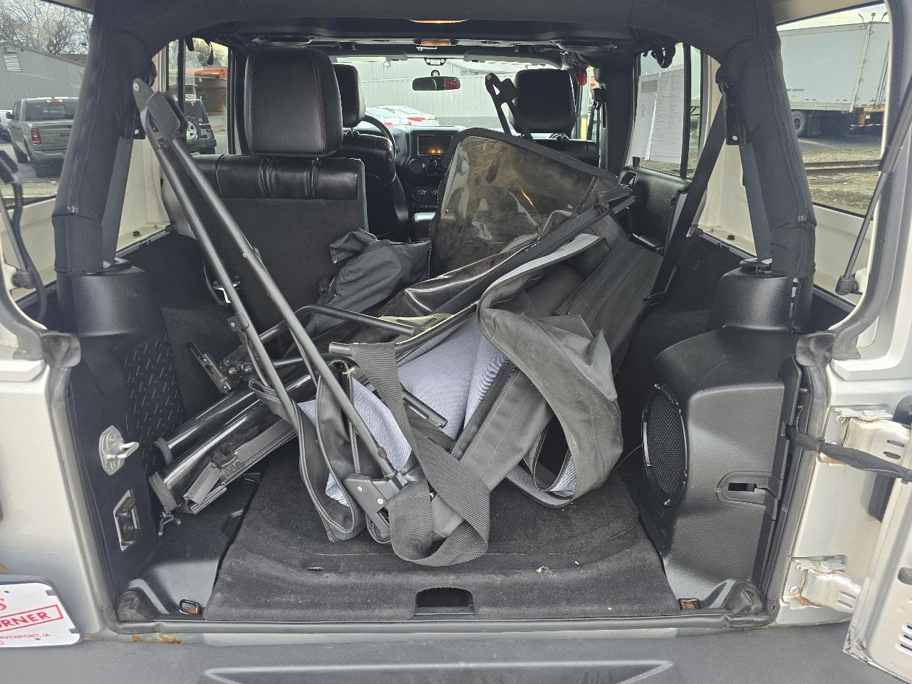 Jeep Wrangler Unlimited Sahara 4WD 2012