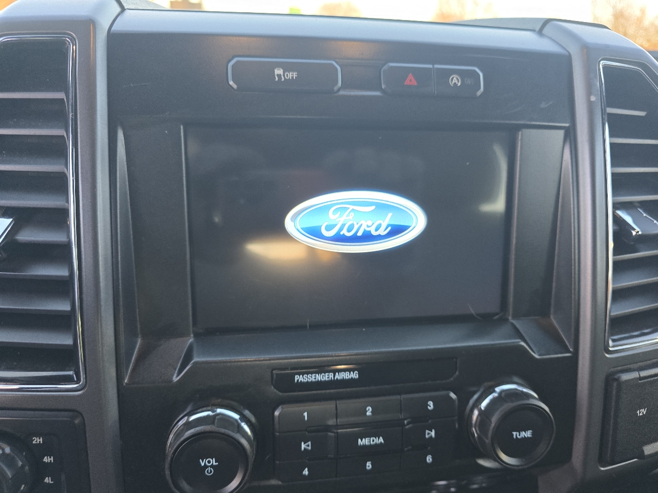 Ford F-150 4WD SuperCab 145" XLT 2017