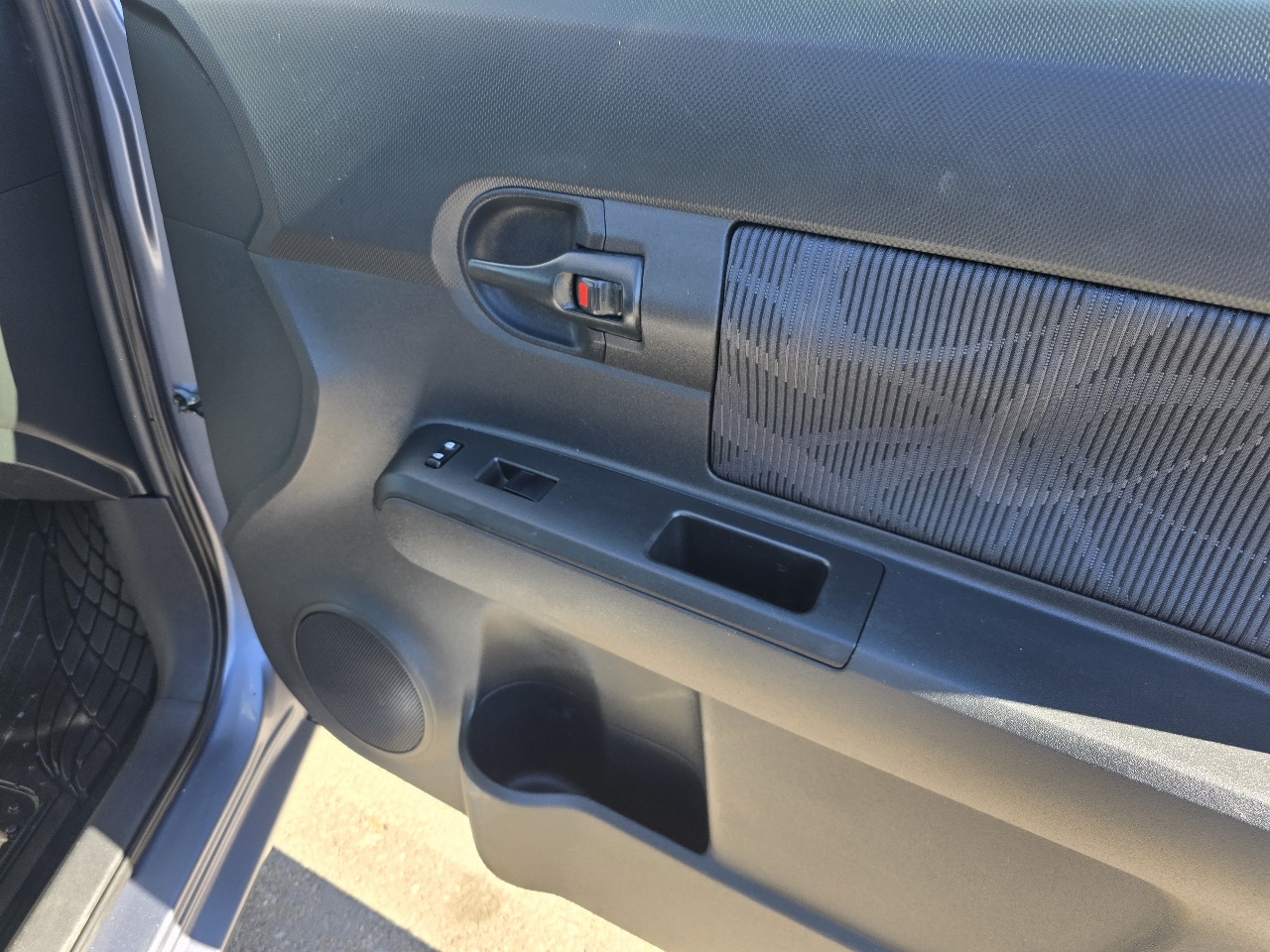 Scion xB 5-Door Wagon 4-Spd AT 2012