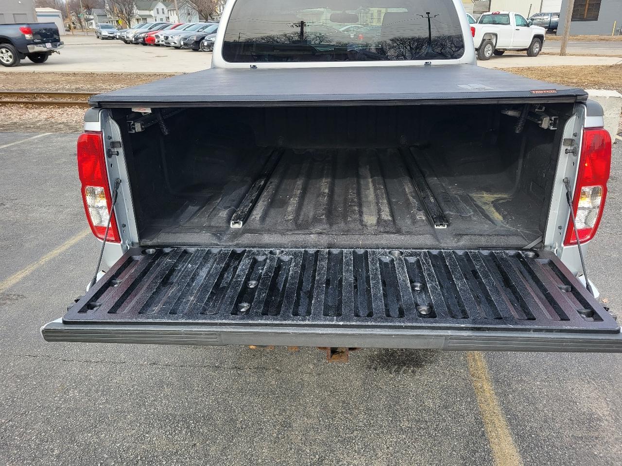 Nissan Frontier SL Crew Cab 4WD 2011