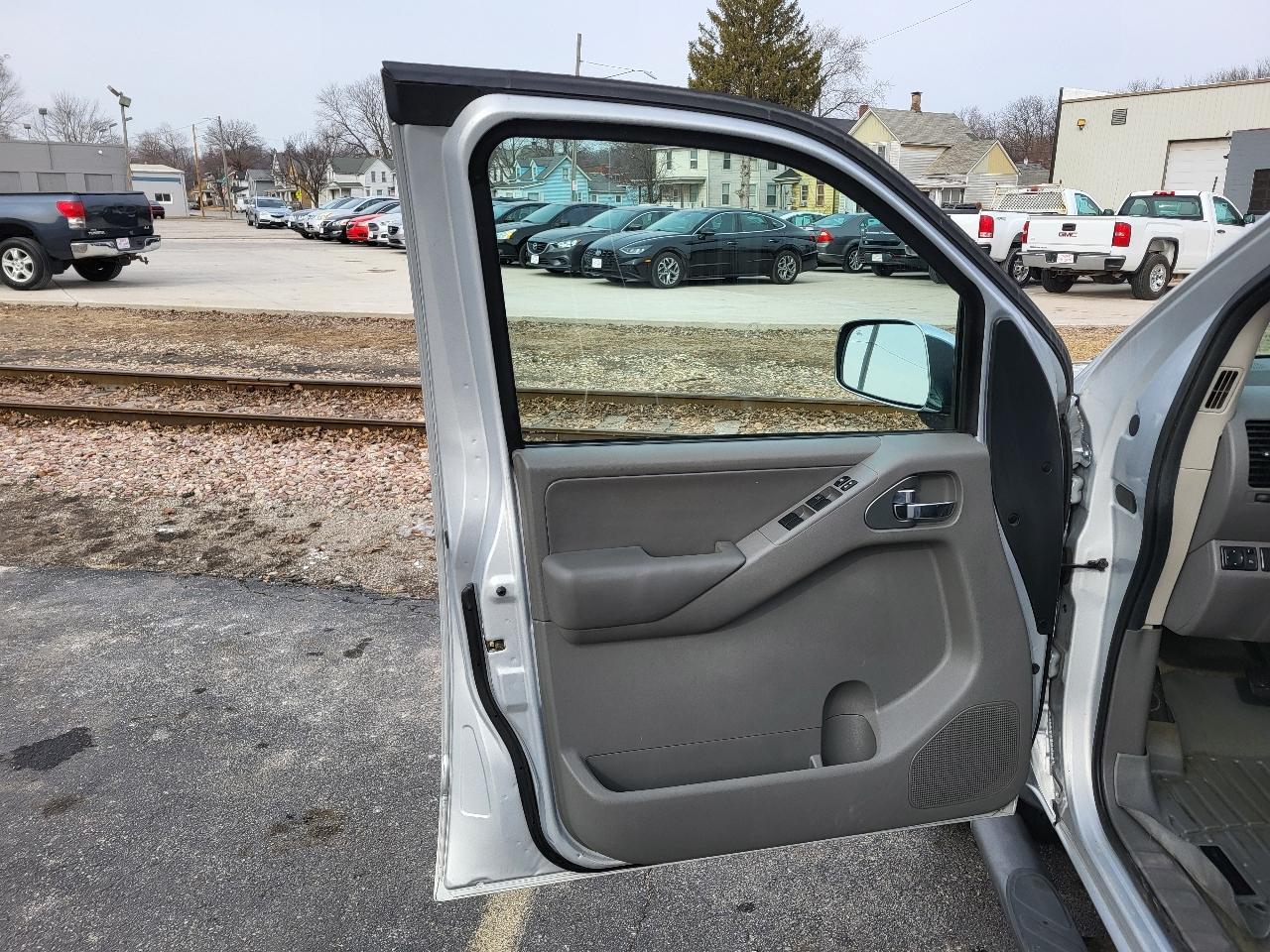 Nissan Frontier SL Crew Cab 4WD 2011