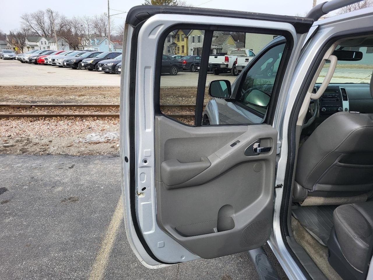 Nissan Frontier SL Crew Cab 4WD 2011