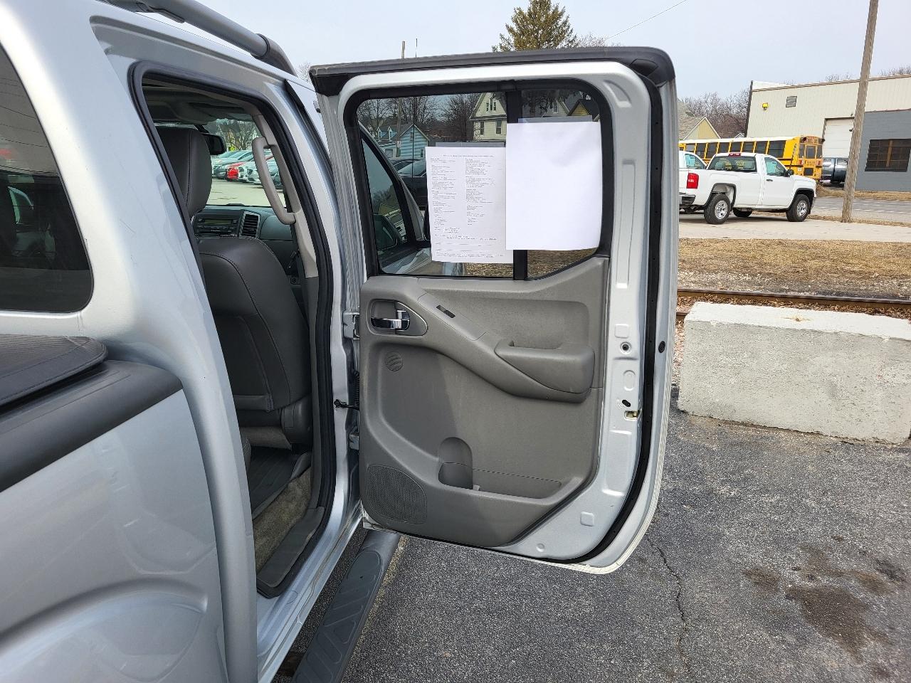 Nissan Frontier SL Crew Cab 4WD 2011