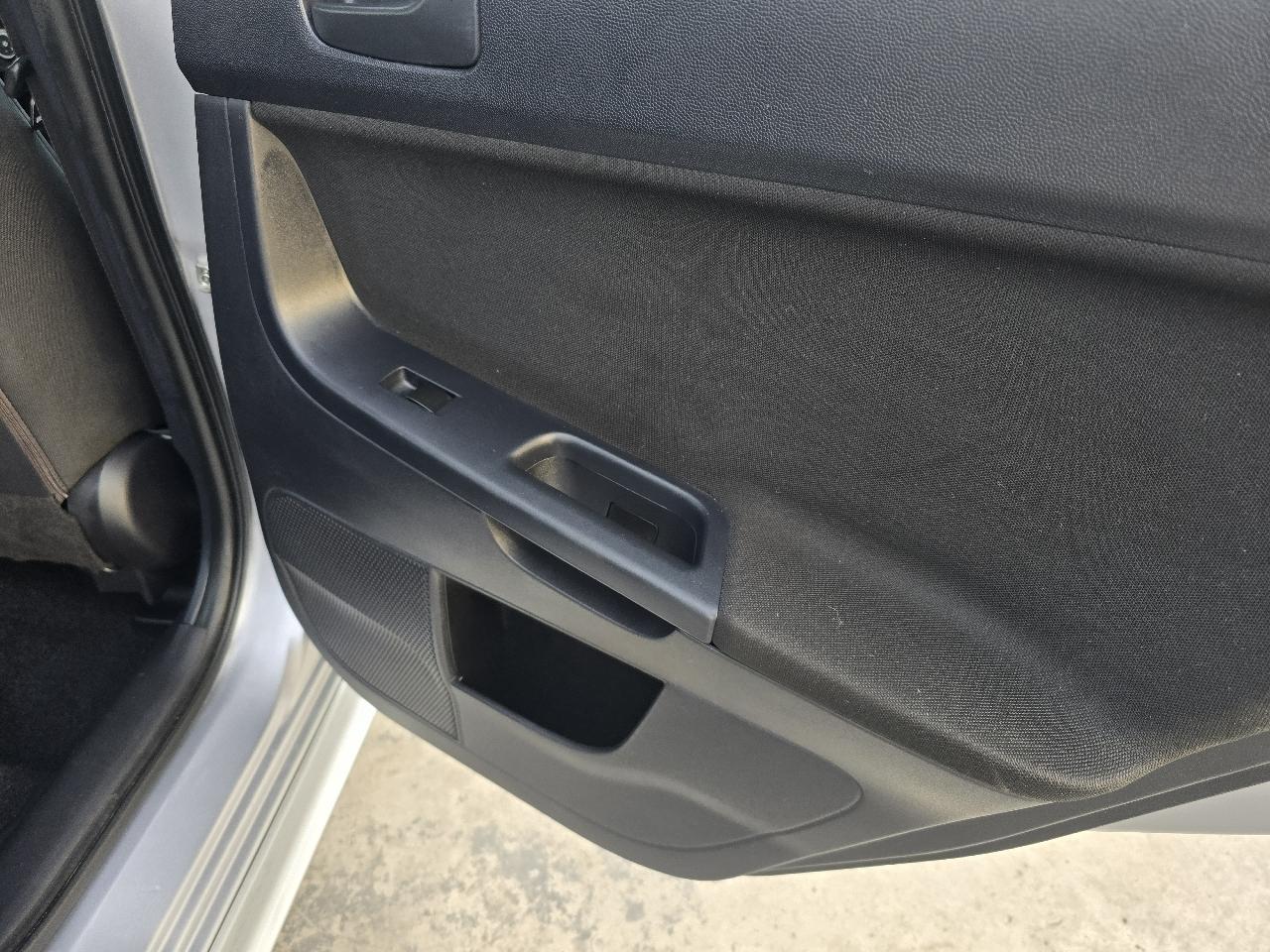 Mitsubishi Lancer ES 2010