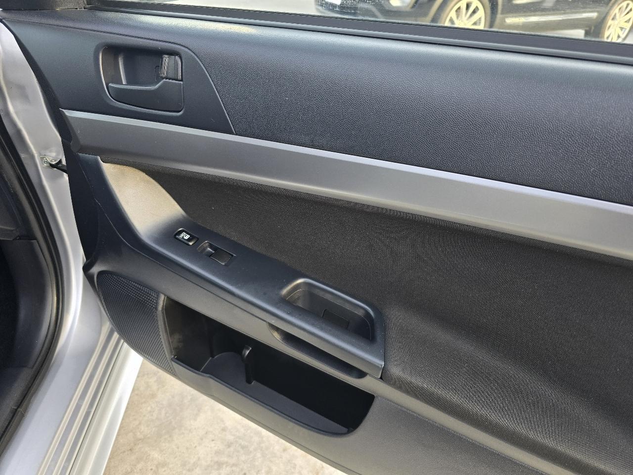 Mitsubishi Lancer ES 2010