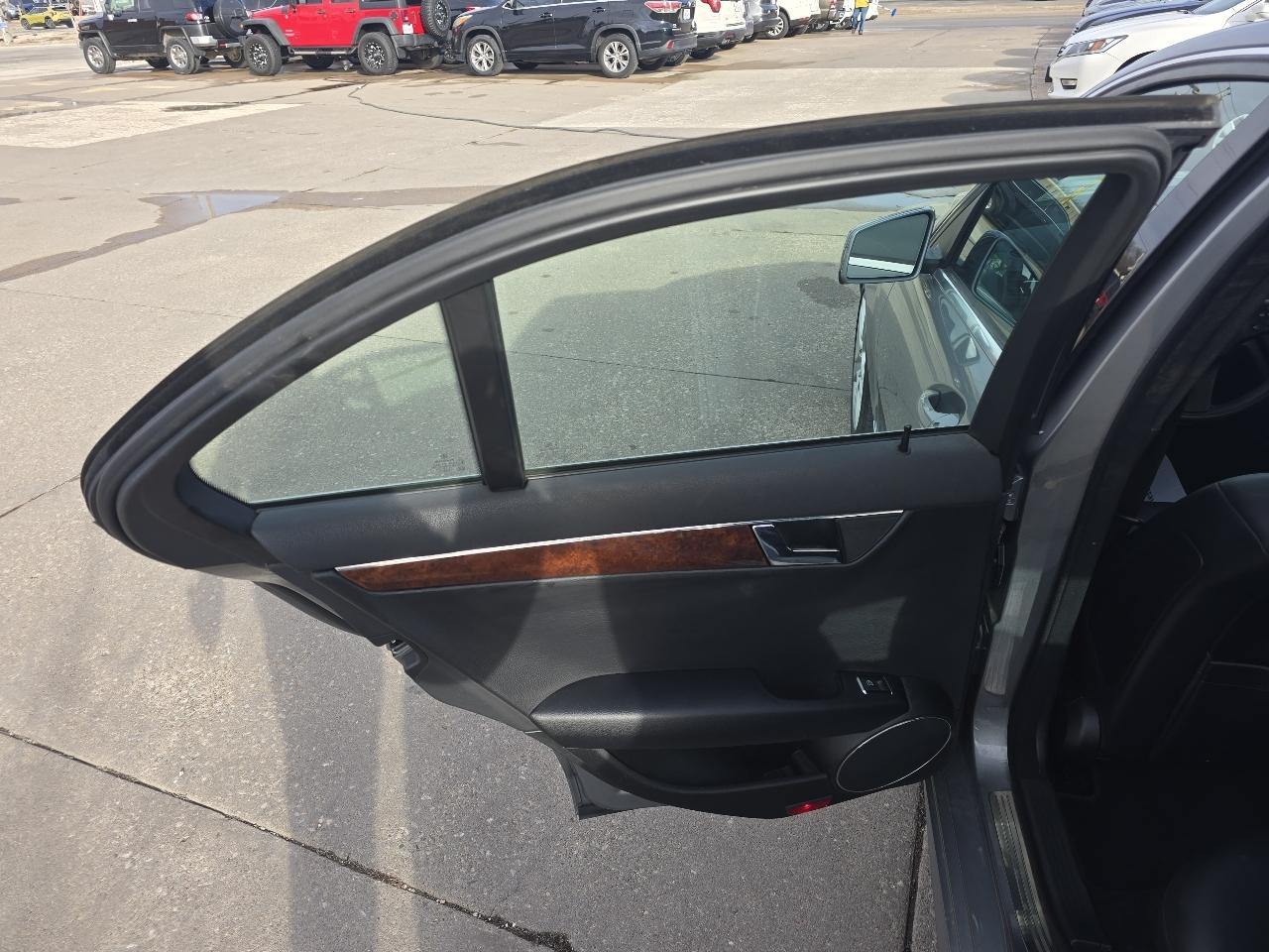 Mercedes-Benz C-Class C300 4MATIC Luxury Sedan 2010