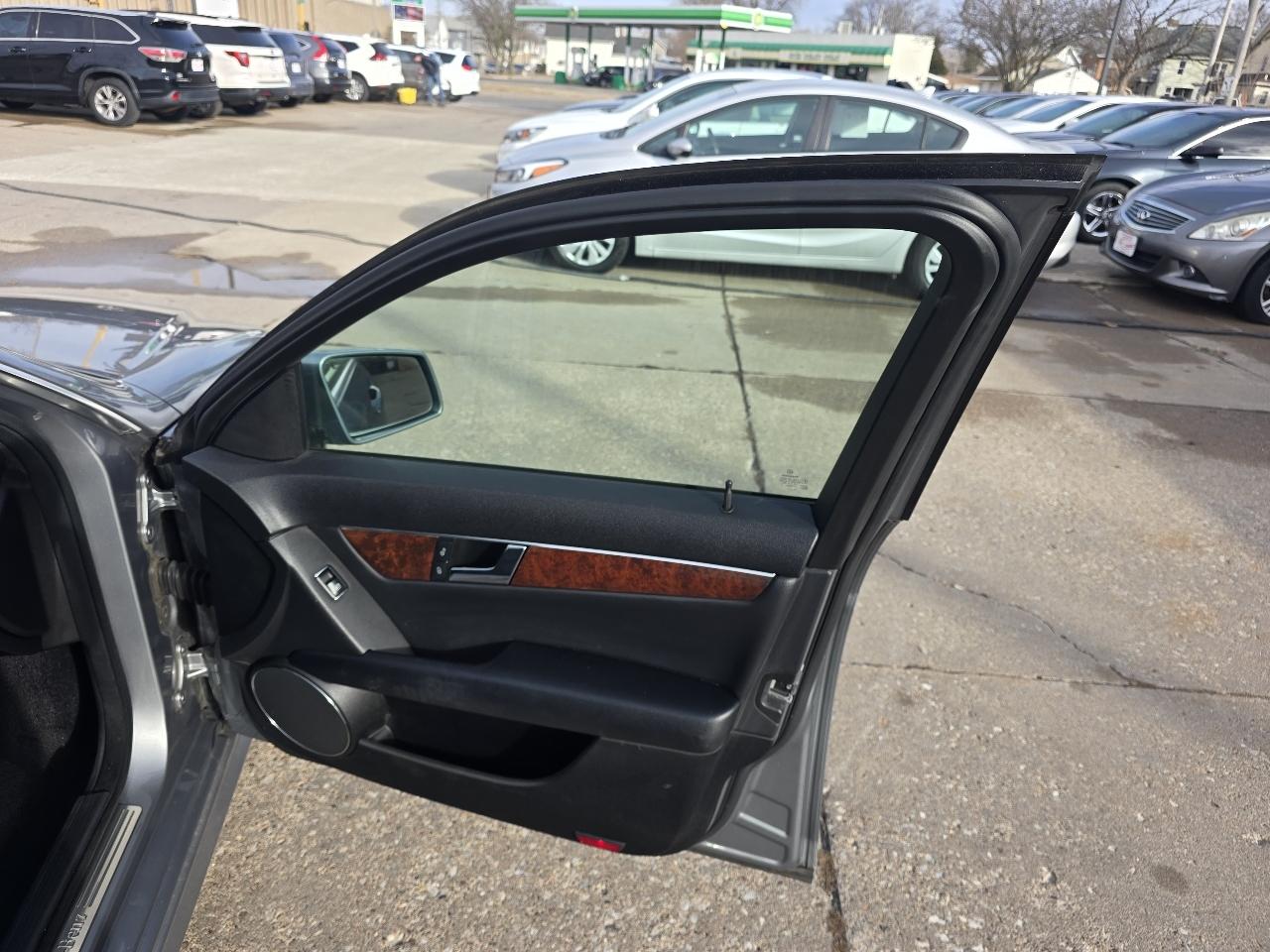 Mercedes-Benz C-Class C300 4MATIC Luxury Sedan 2010