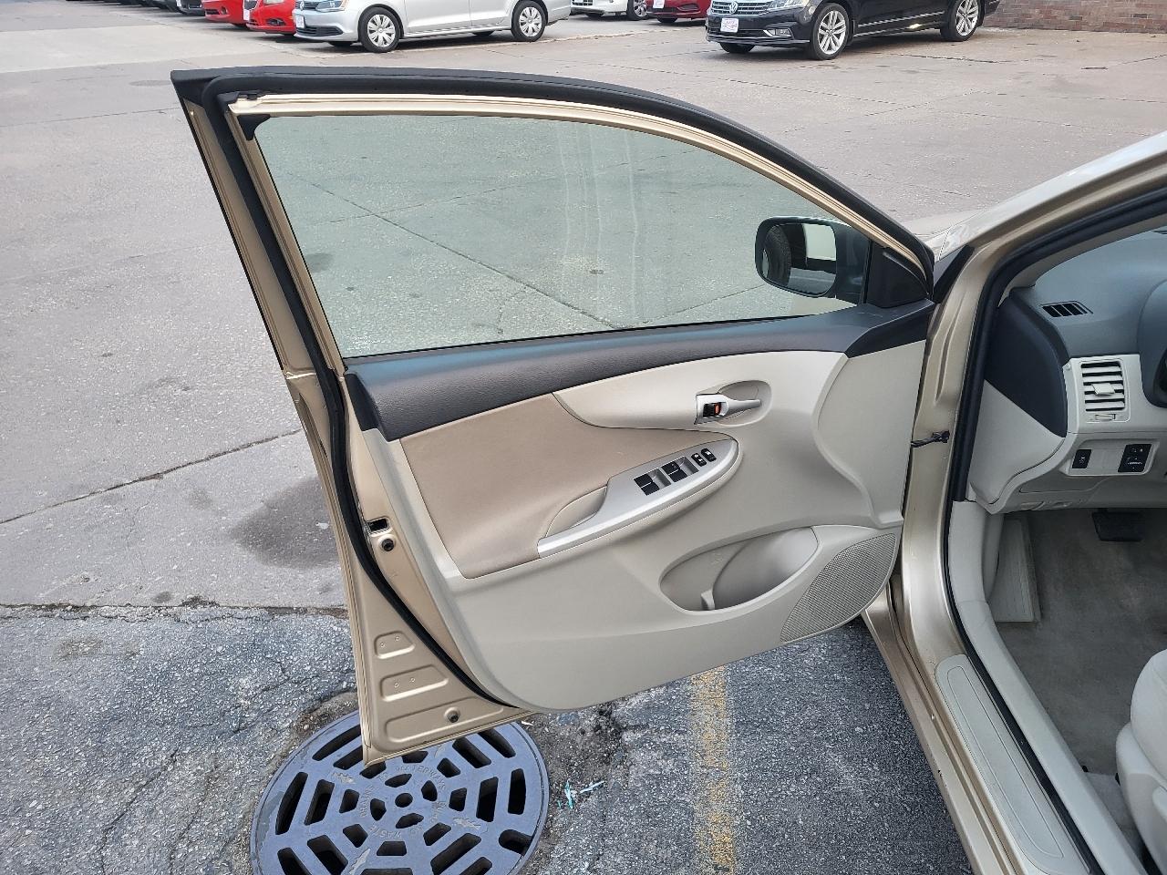 Toyota Corolla LE 4-Speed AT 2012