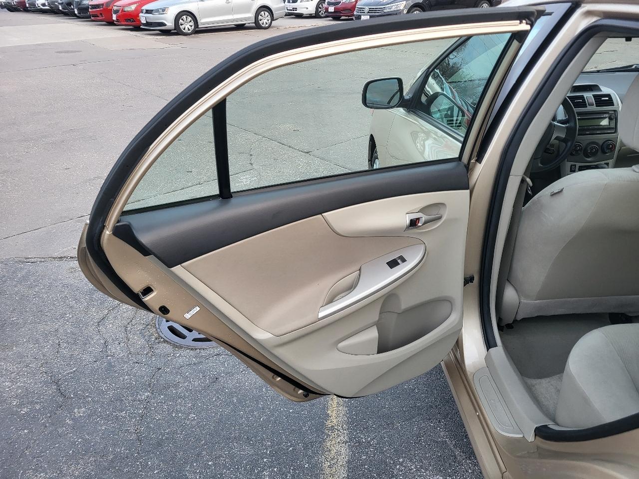 Toyota Corolla LE 4-Speed AT 2012