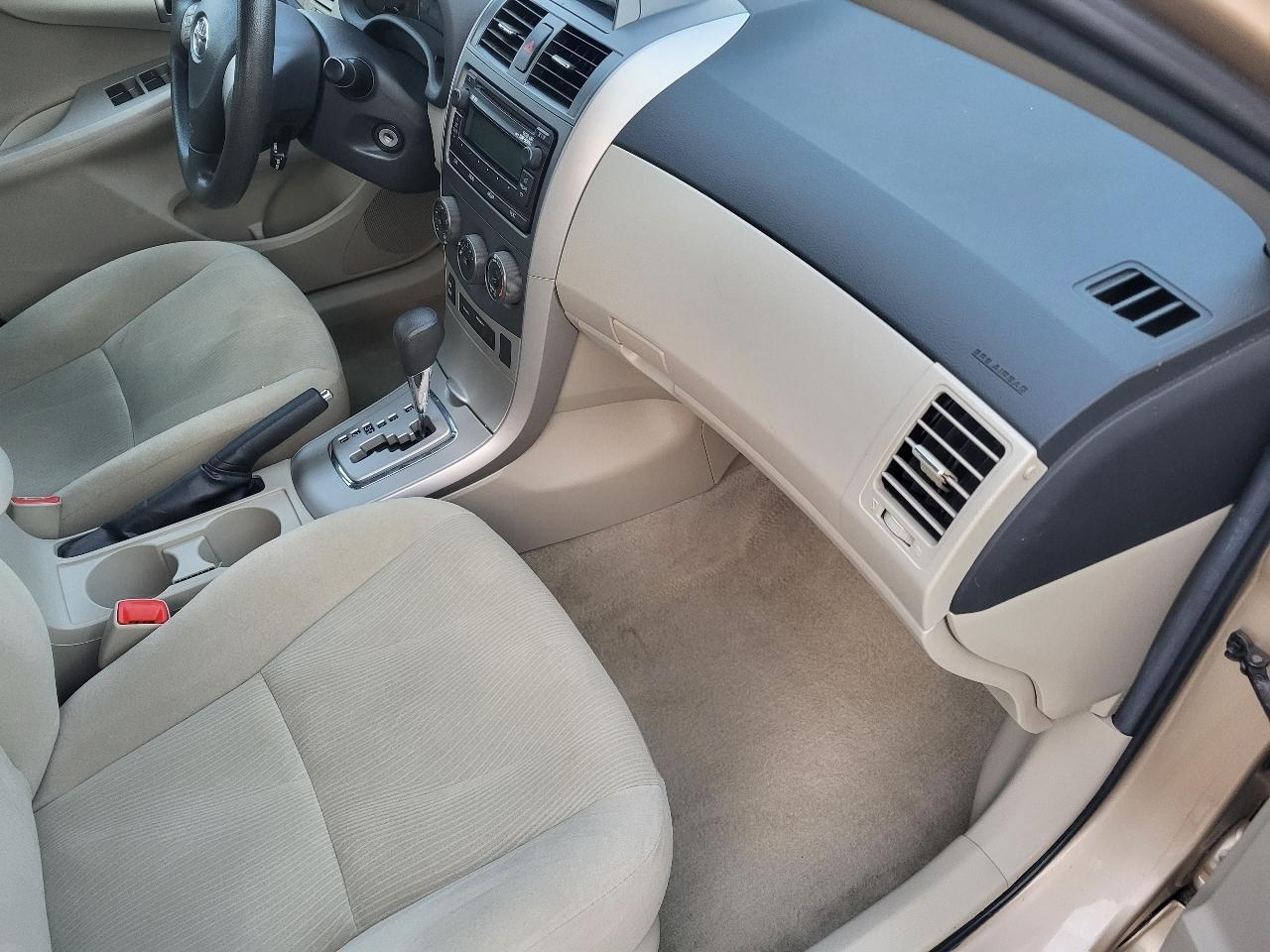 Toyota Corolla LE 4-Speed AT 2012