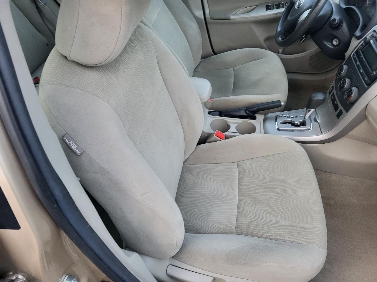 Toyota Corolla LE 4-Speed AT 2012