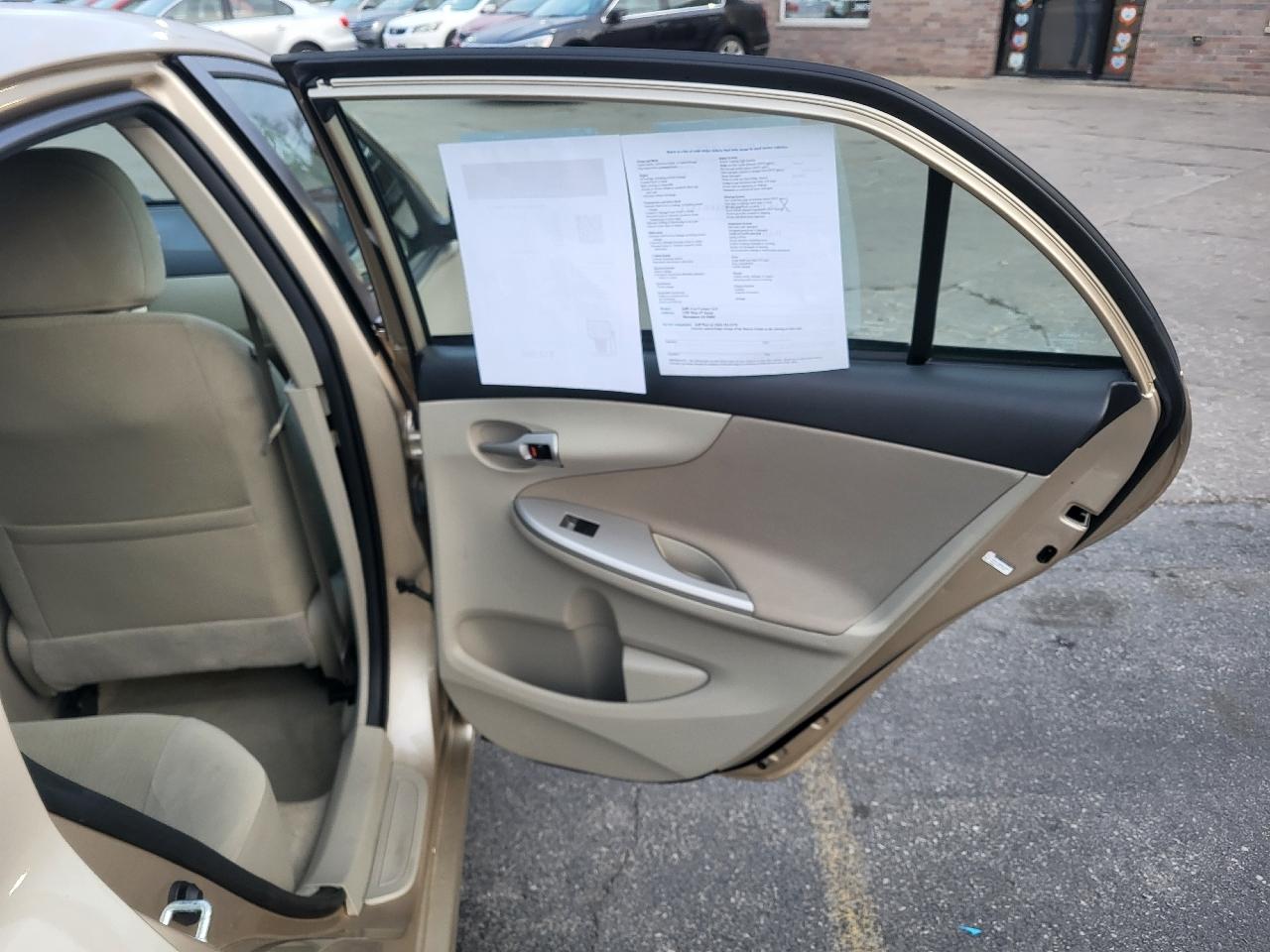 Toyota Corolla LE 4-Speed AT 2012