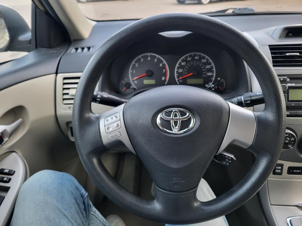 Toyota Corolla LE 4-Speed AT 2012