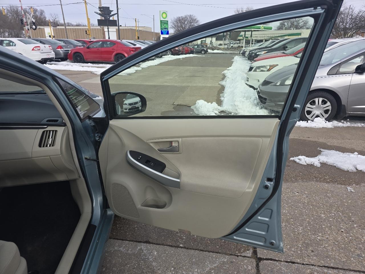 Toyota Prius Two 2015