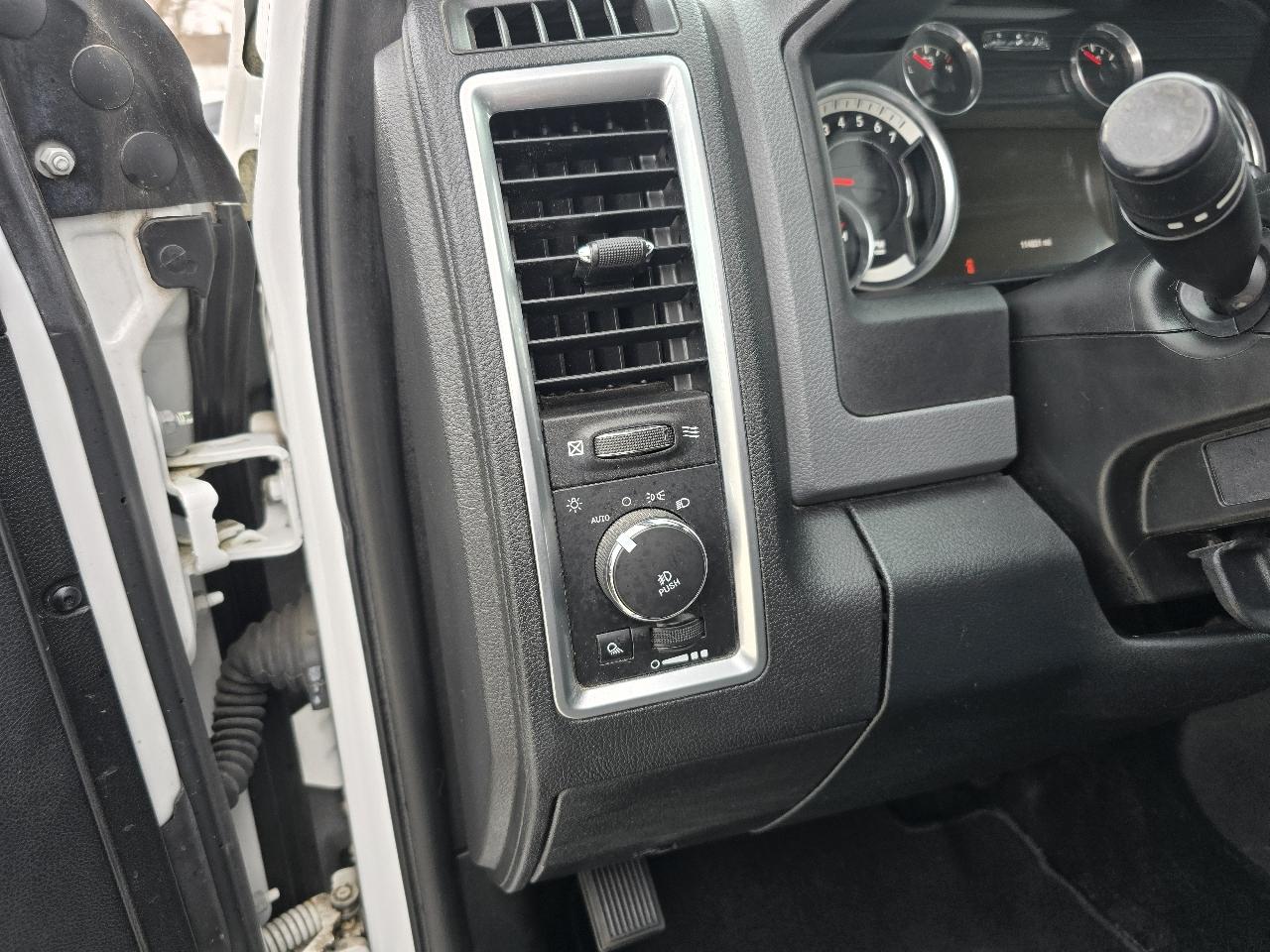 RAM 1500 SLT Crew Cab SWB 4WD 2016