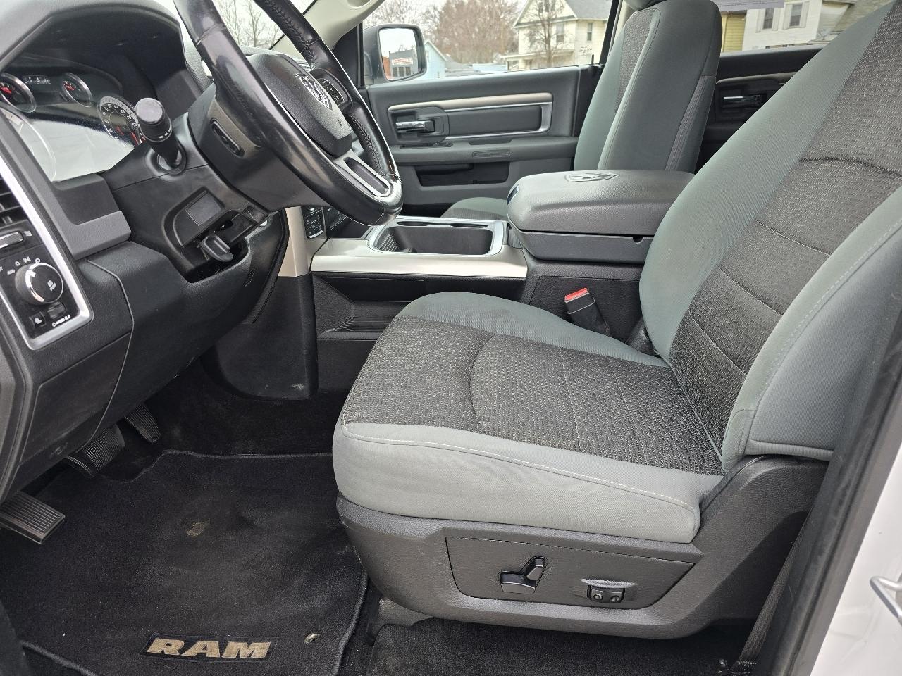 RAM 1500 SLT Crew Cab SWB 4WD 2016