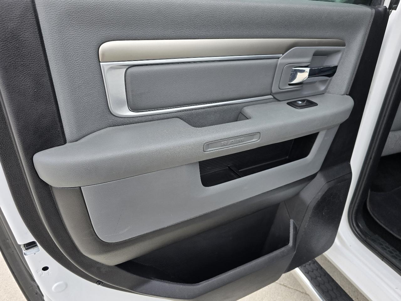 RAM 1500 SLT Crew Cab SWB 4WD 2016