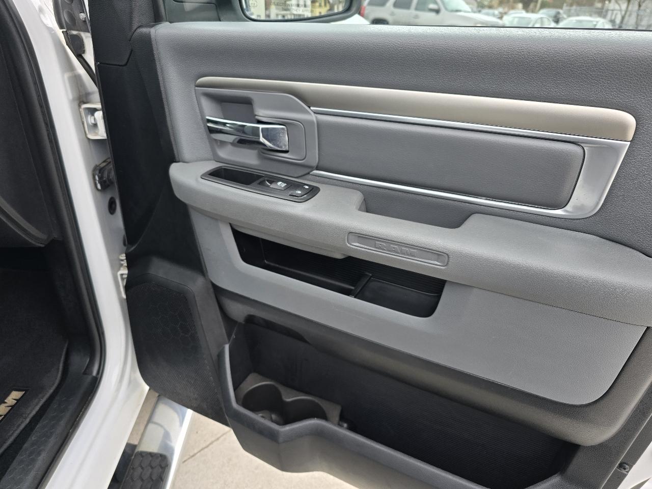 RAM 1500 SLT Crew Cab SWB 4WD 2016