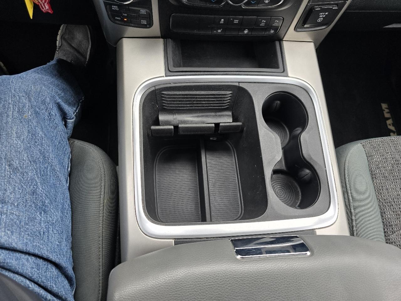 RAM 1500 SLT Crew Cab SWB 4WD 2016