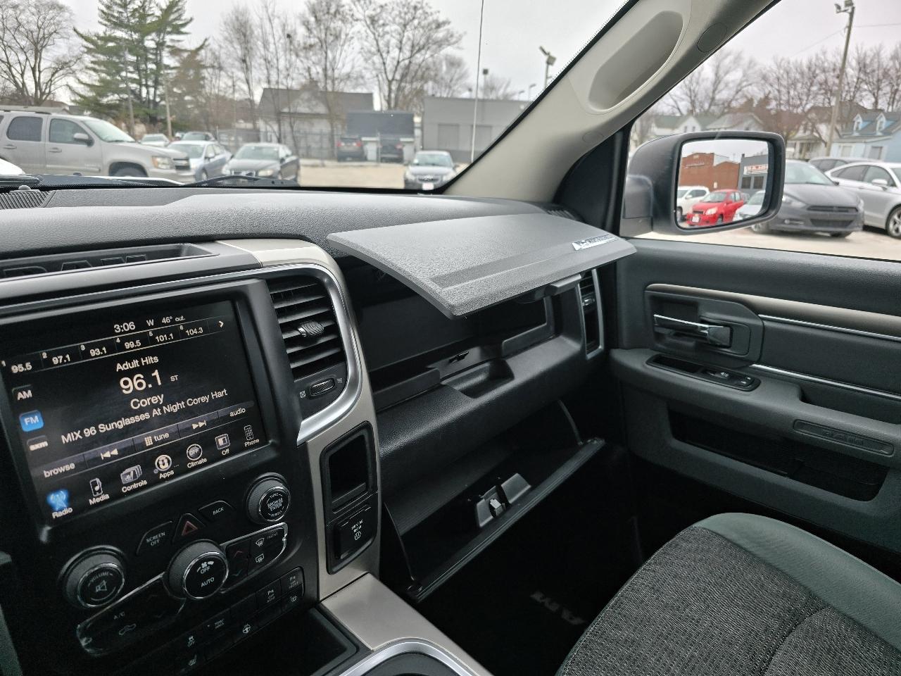 RAM 1500 SLT Crew Cab SWB 4WD 2016