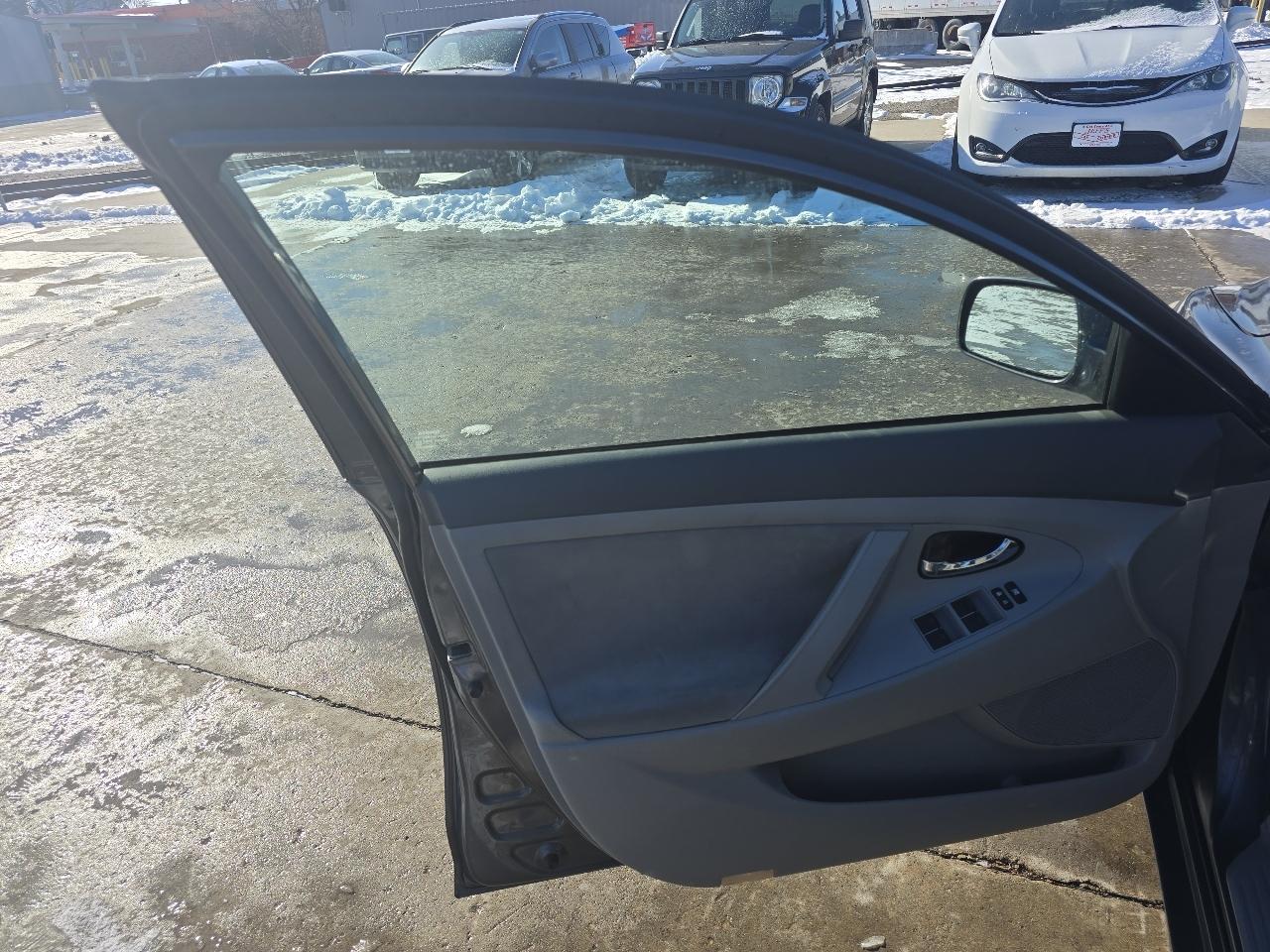 Toyota Camry LE 6-Spd AT 2011