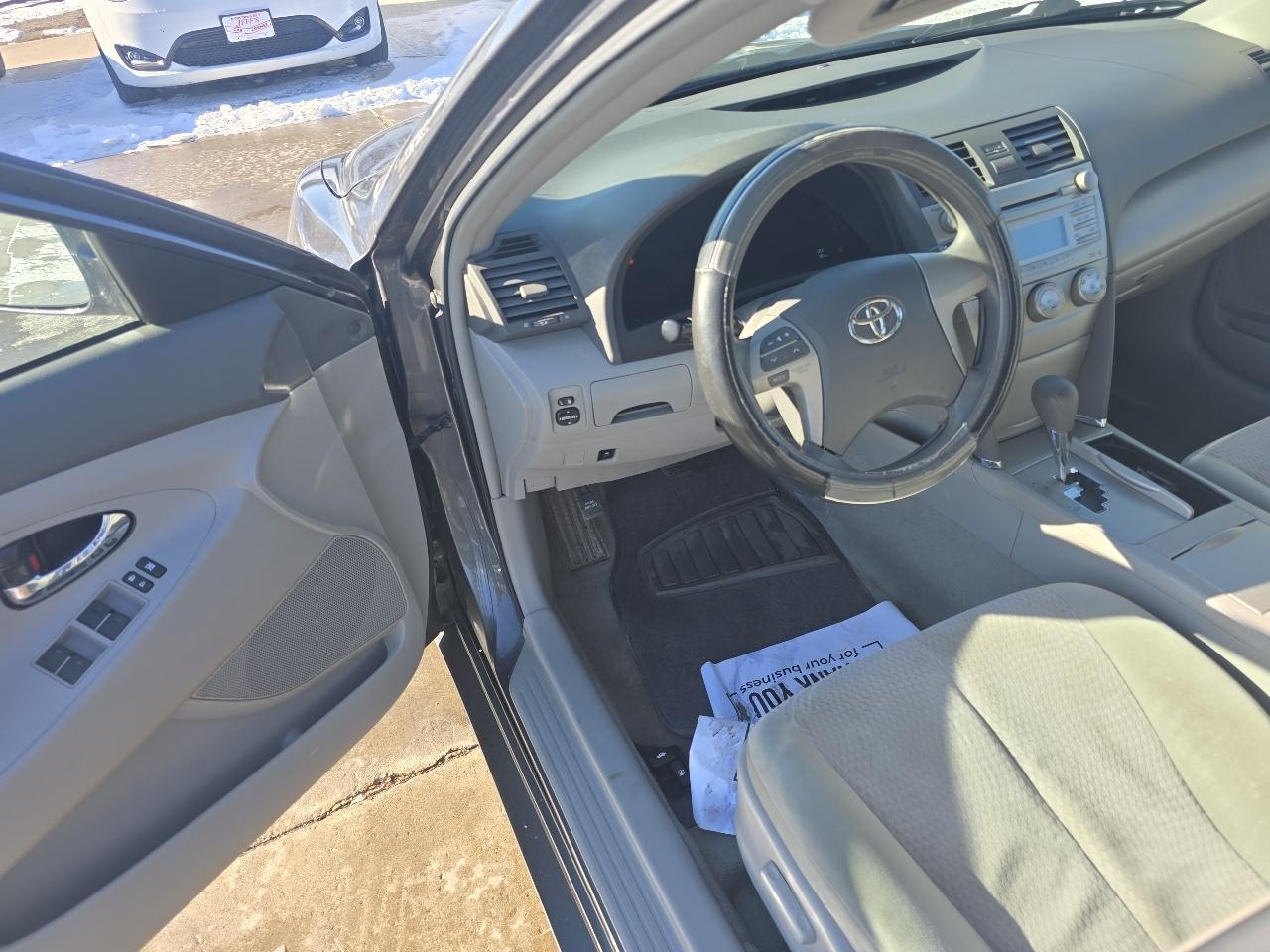 Toyota Camry LE 6-Spd AT 2011