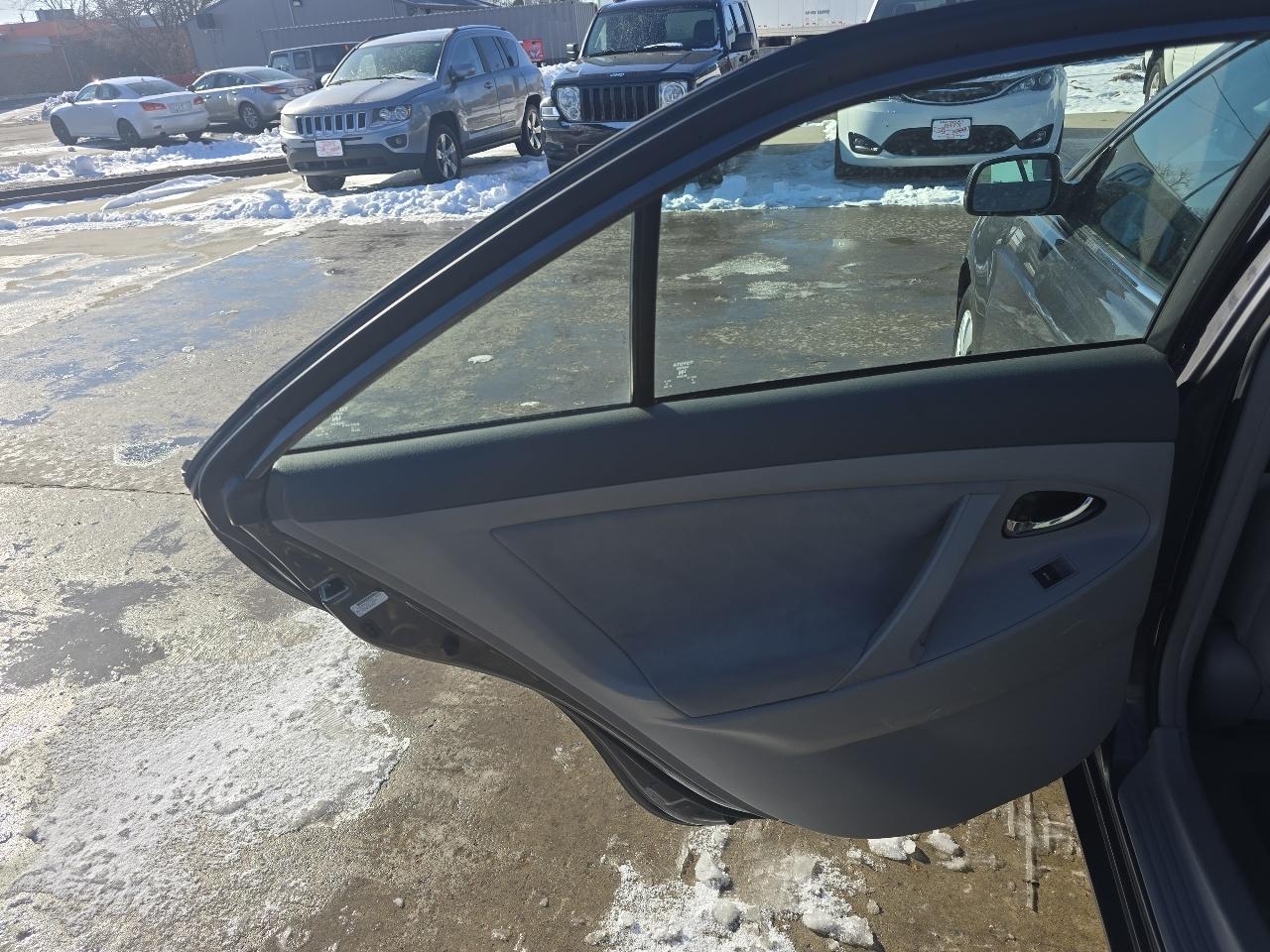 Toyota Camry LE 6-Spd AT 2011